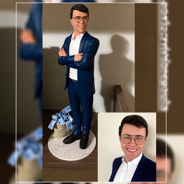Miniatura 3D de um homem de terno ao lado da foto de referência