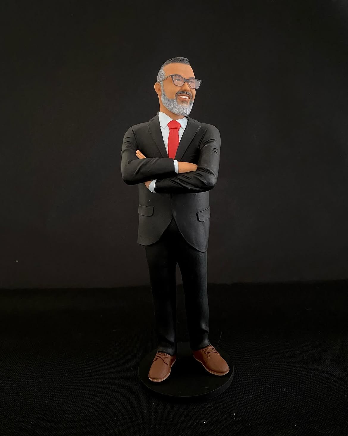 Miniatura 3D personalizada de um homem de terno, feita à mão pelo Ateliê Cristiane Paula